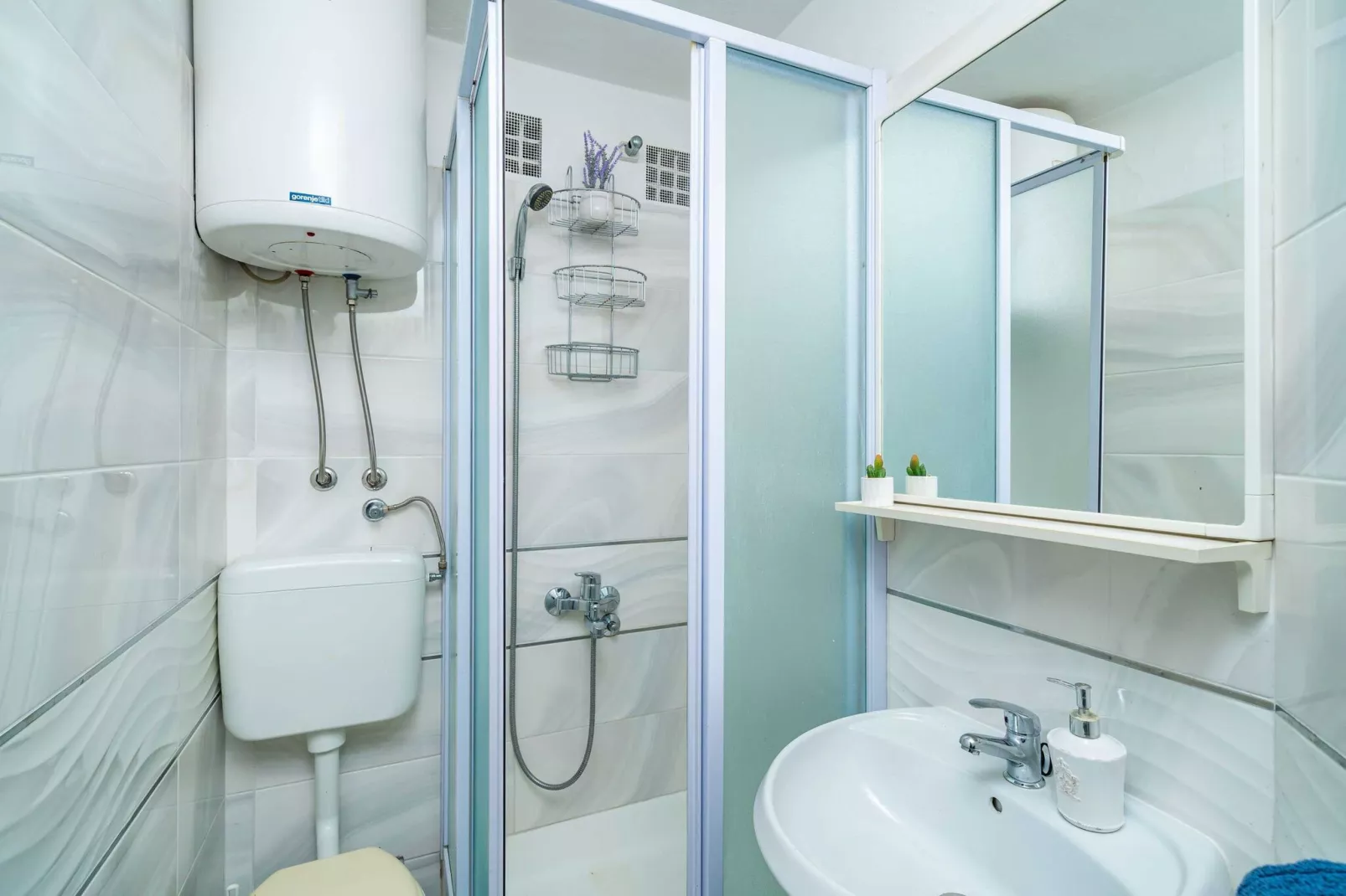 Apartments & Rooms Mara & Petrunjela - One Bedroom Apartment with Terrace and Sea View ( Apartman s terasom) - BR. 7-Bathroom