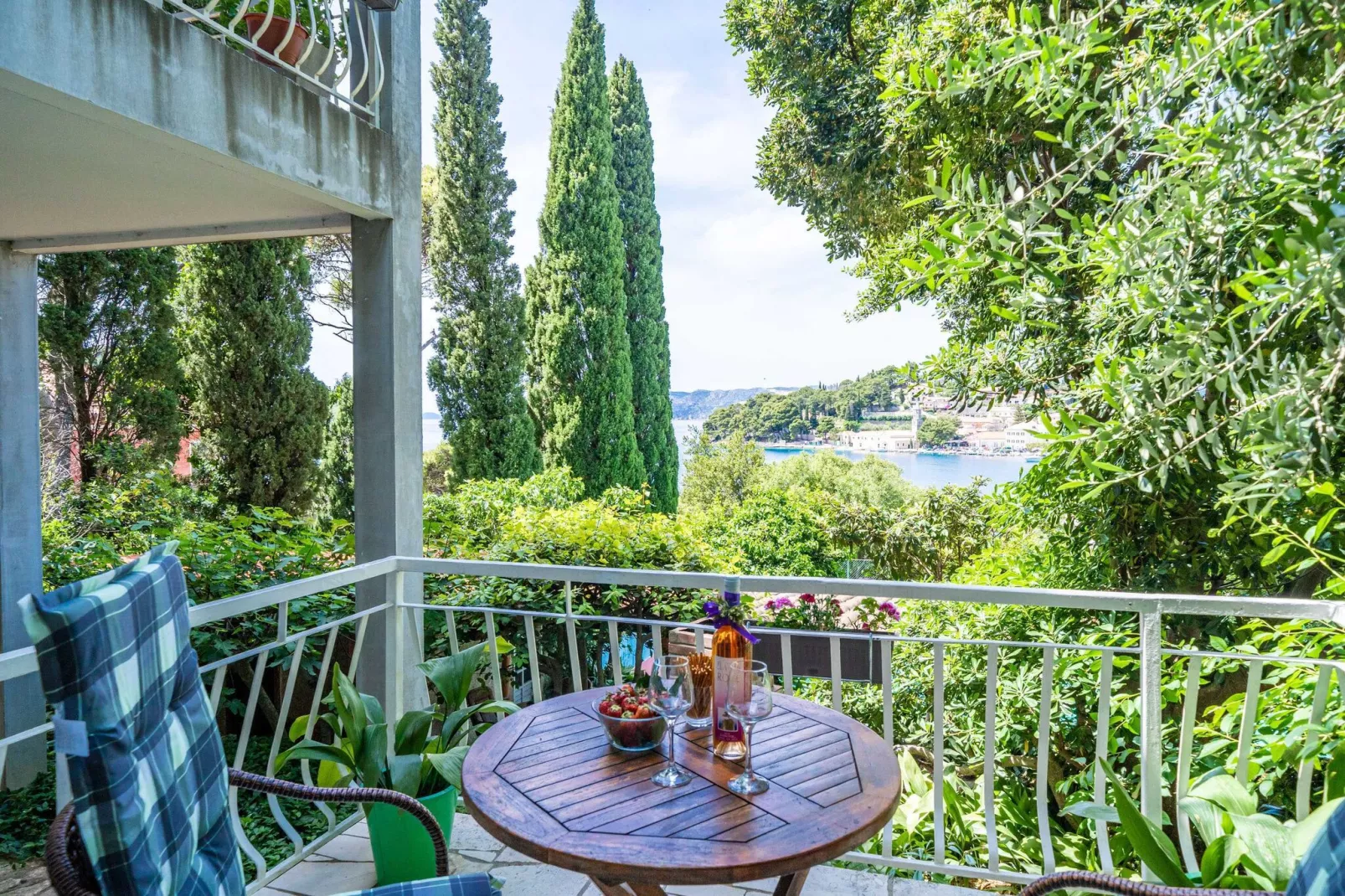Apartments & Rooms Mara & Petrunjela - One Bedroom Apartment with Terrace and Sea View ( Apartman s terasom) - BR. 7-Terrace