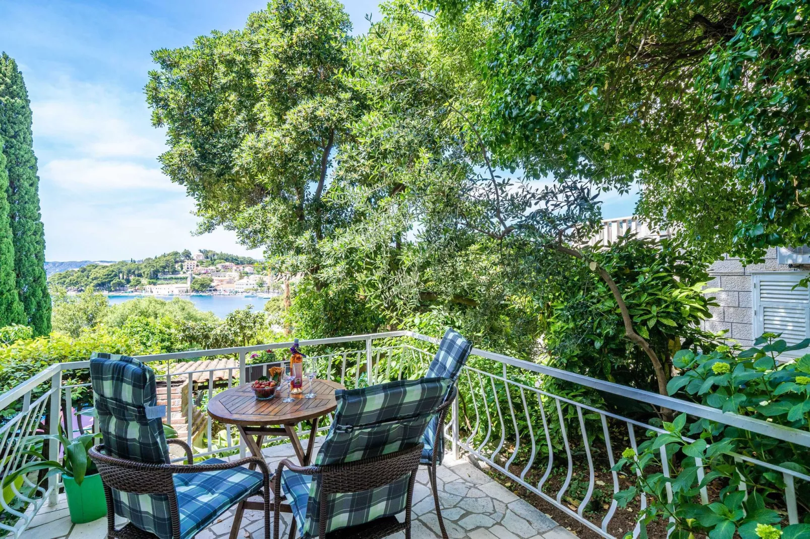 Apartments & Rooms Mara & Petrunjela - One Bedroom Apartment with Terrace and Sea View ( Apartman s terasom) - BR. 7-Terrace