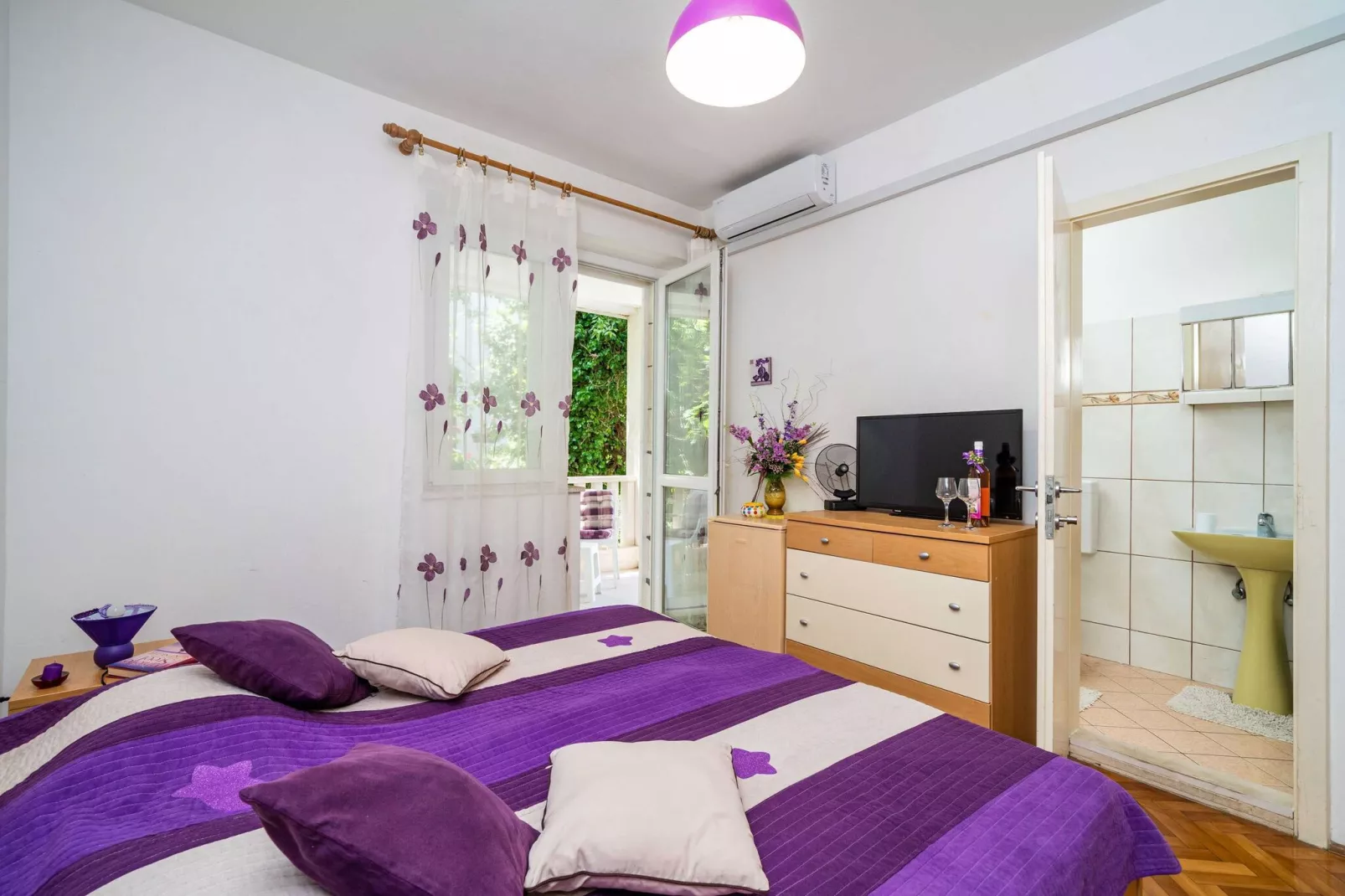Apartments & Rooms Mara & Petrunjela - Deluxe Double Room with Sea View (Dvokrevetna soba Deluxe s bračnim krevetom i bočnim pogledom na more) - BR. 4-Bedroom