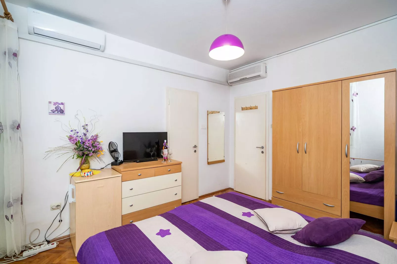 Apartments & Rooms Mara & Petrunjela - Deluxe Double Room with Sea View (Dvokrevetna soba Deluxe s bračnim krevetom i bočnim pogledom na more) - BR. 4-Bedroom