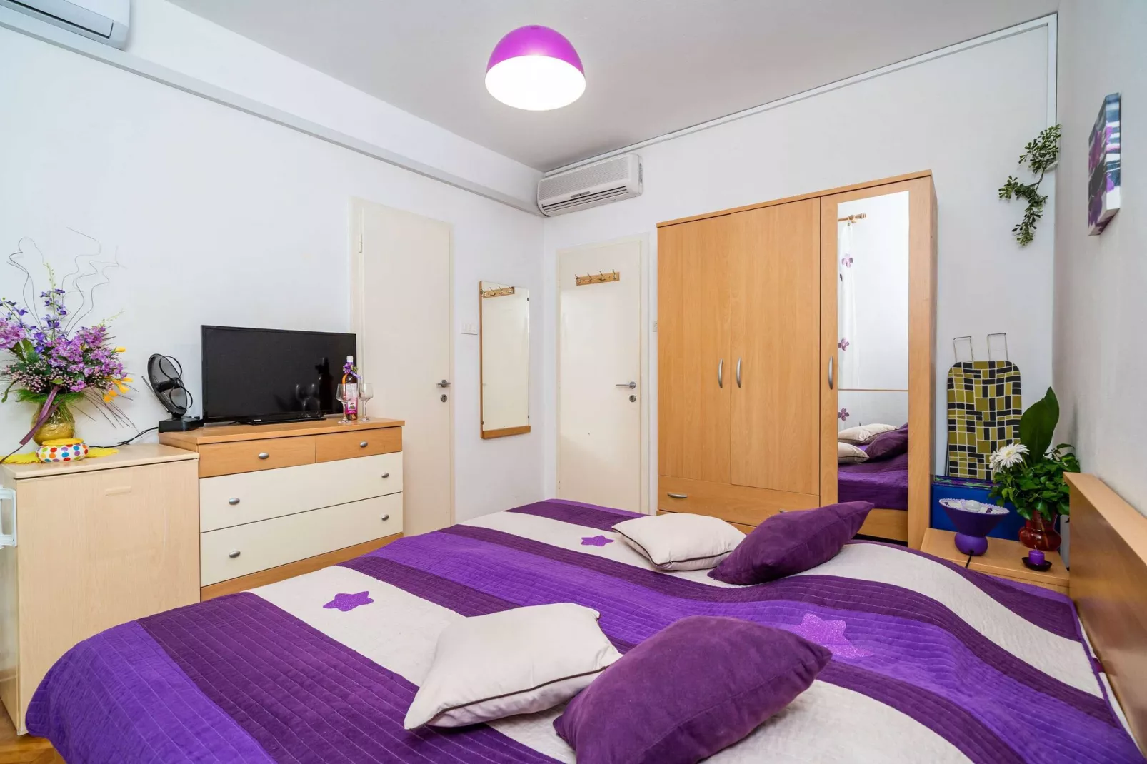 Apartments & Rooms Mara & Petrunjela - Deluxe Double Room with Sea View (Dvokrevetna soba Deluxe s bračnim krevetom i bočnim pogledom na more) - BR. 4-Bedroom