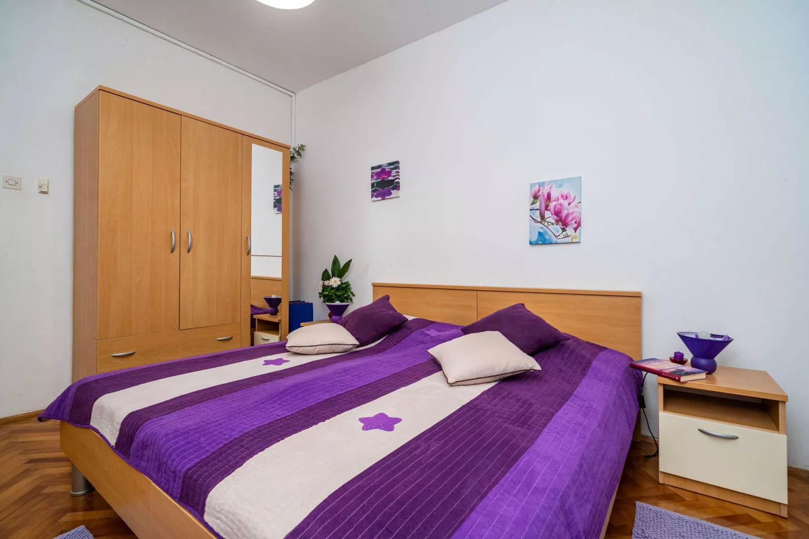 Apartments & Rooms Mara & Petrunjela - Deluxe Double Room with Sea View (Dvokrevetna soba Deluxe s bračnim krevetom i bočnim pogledom na more) - BR. 4-Bedroom