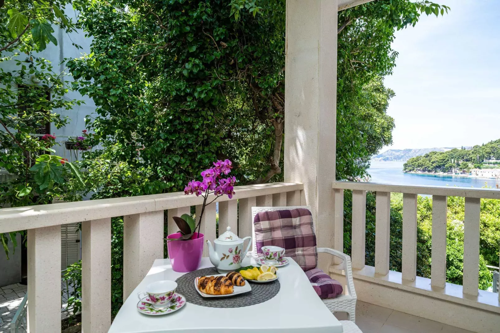 Apartments & Rooms Mara & Petrunjela - Deluxe Double Room with Sea View (Dvokrevetna soba Deluxe s bračnim krevetom i bočnim pogledom na more) - BR. 4-Terrace balcony