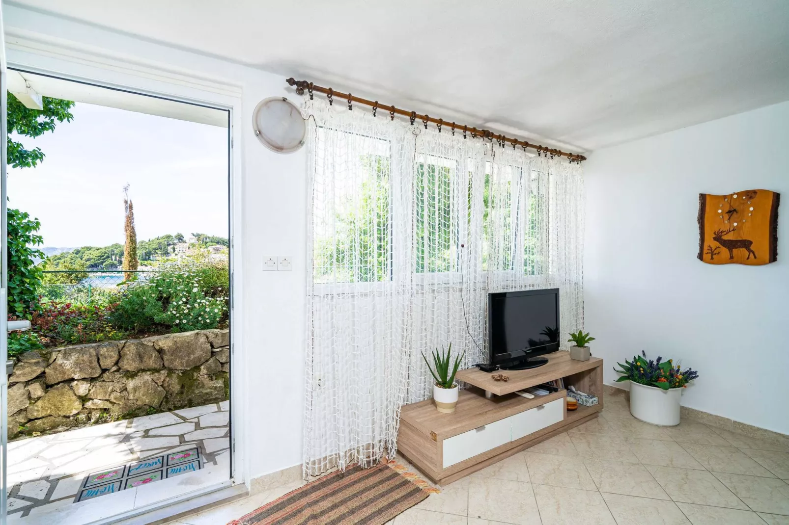 Apartments & Rooms Mara & Petrunjela - One Bedroom Apartment with Garden  (Apartman s pogledom na vrt) - BR. 6-Wohnzimmer