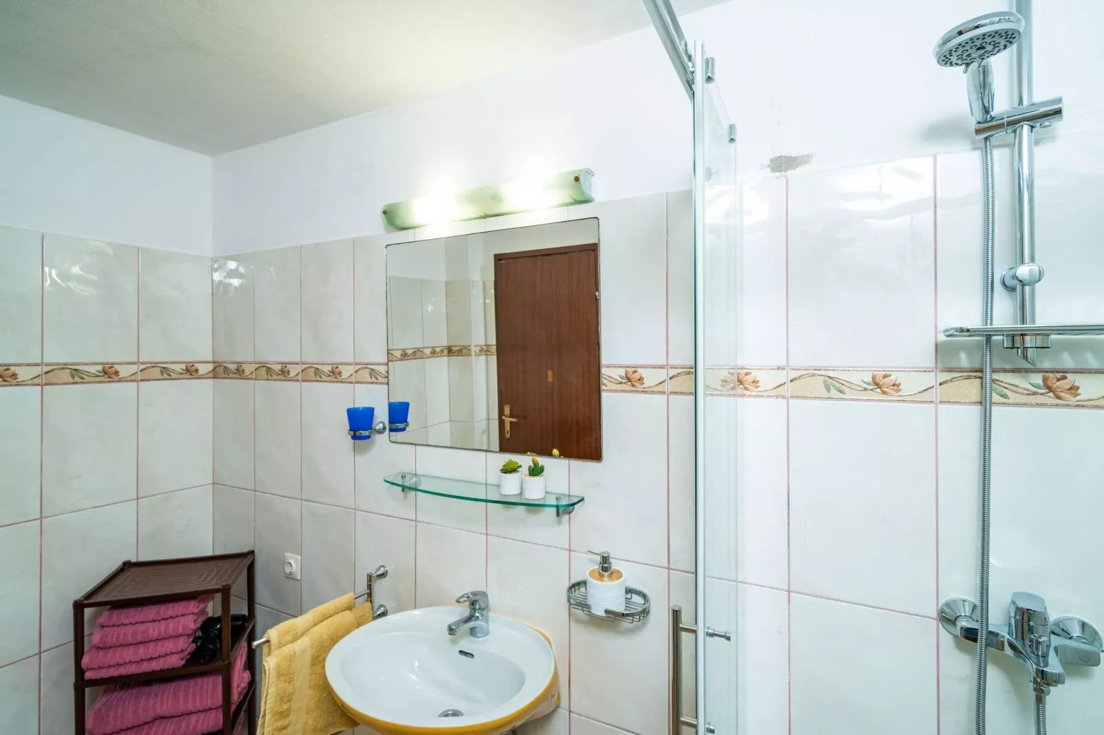 Apartments & Rooms Mara & Petrunjela - One Bedroom Apartment with Garden  (Apartman s pogledom na vrt) - BR. 6-Badezimmer