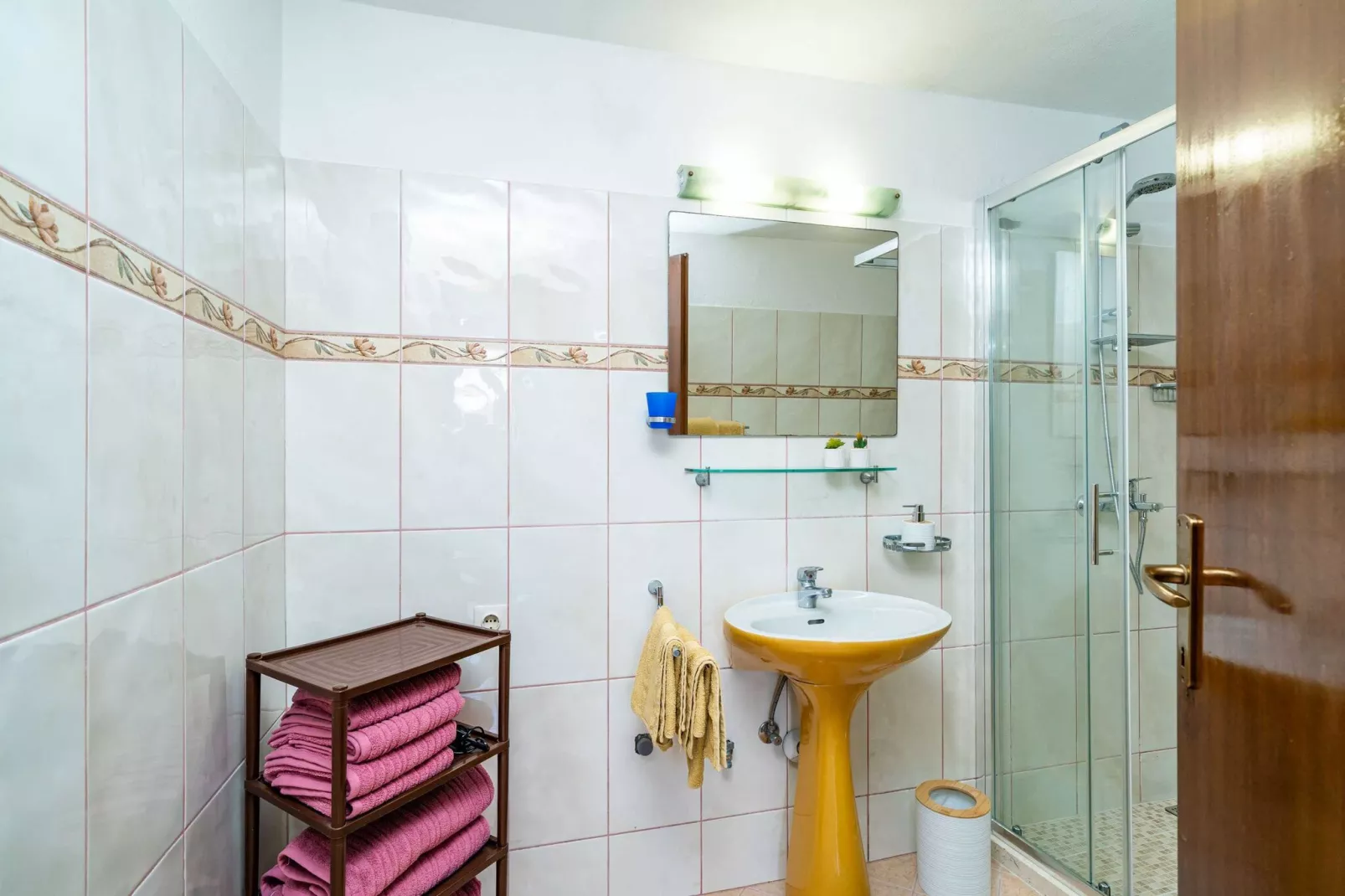 Apartments & Rooms Mara & Petrunjela - One Bedroom Apartment with Garden  (Apartman s pogledom na vrt) - BR. 6-Badezimmer
