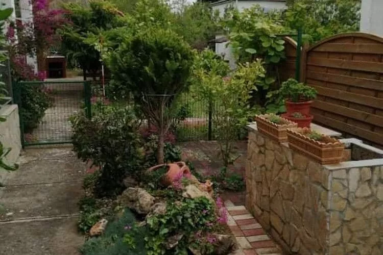 Apartments Marija - One Bedroom Apartment with Balcony and Sea View (Žuti A2)-Jardin d'été