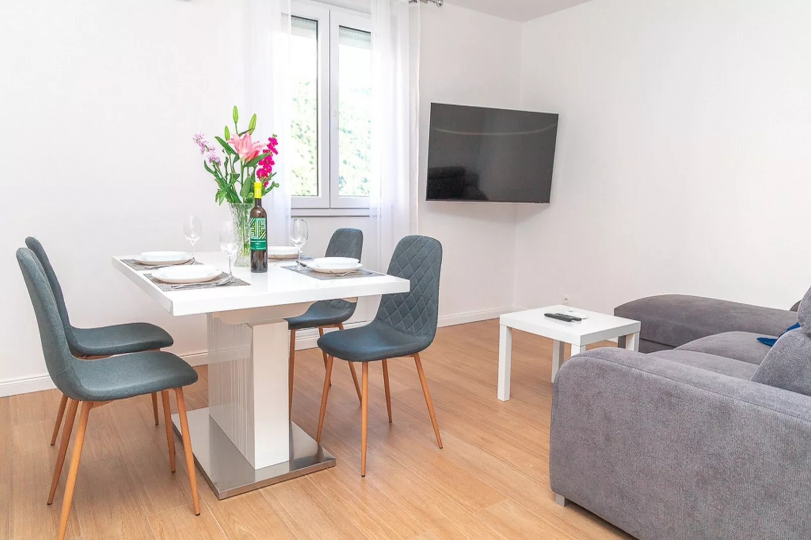 Apartment Matea - Two Bedroom Apartment with Balcony and Sea view-Dining room