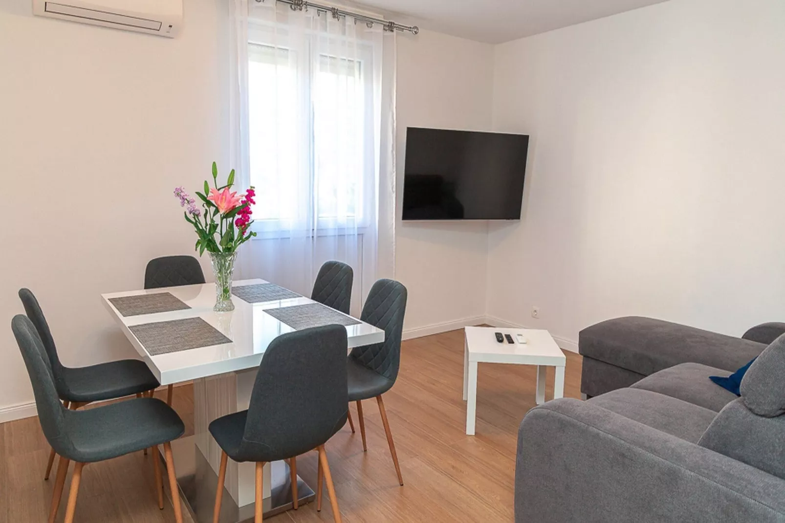 Apartment Matea - Two Bedroom Apartment with Balcony and Sea view-Dining room