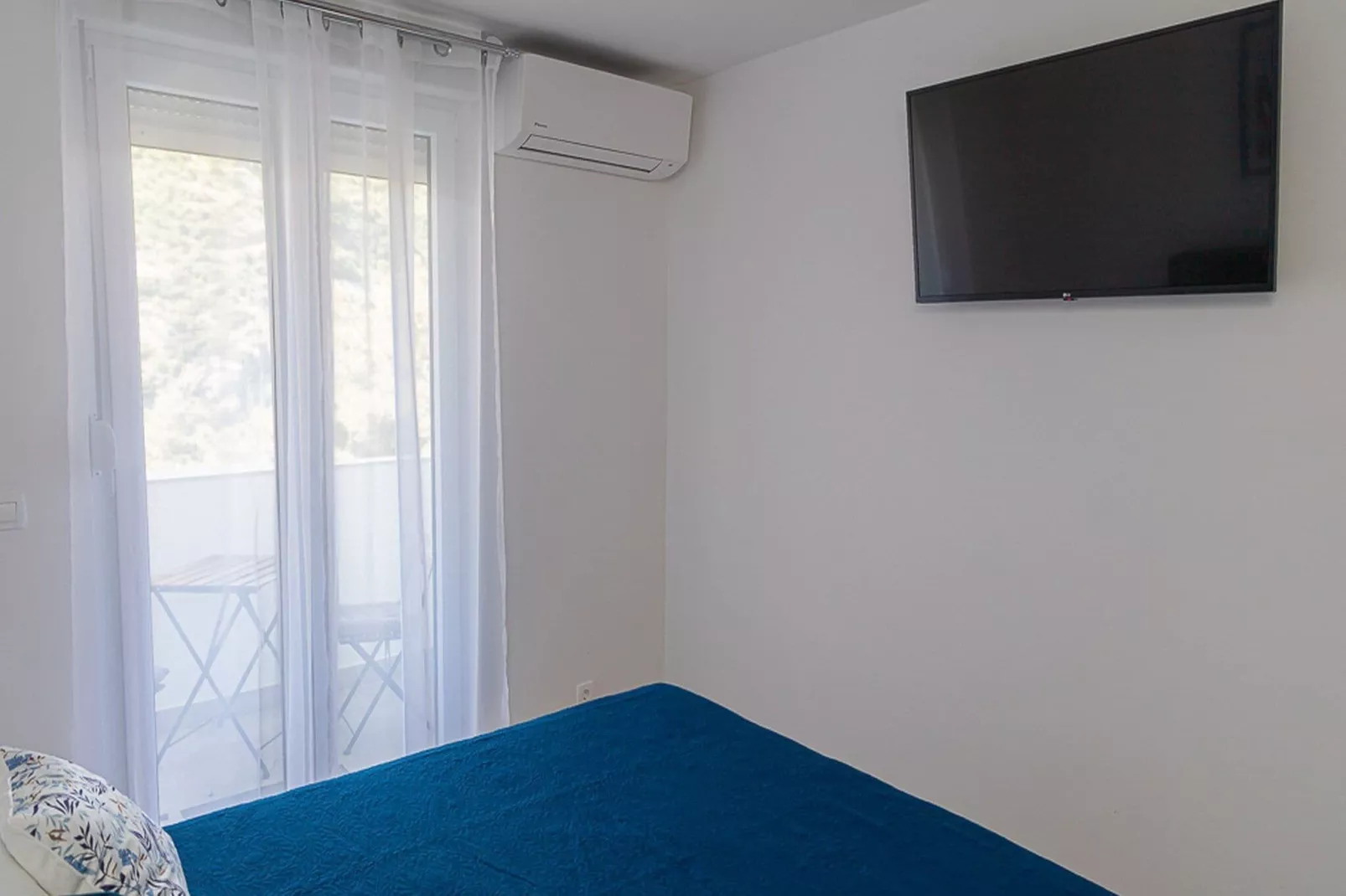 Apartment Matea - Two Bedroom Apartment with Balcony and Sea view-Bedroom