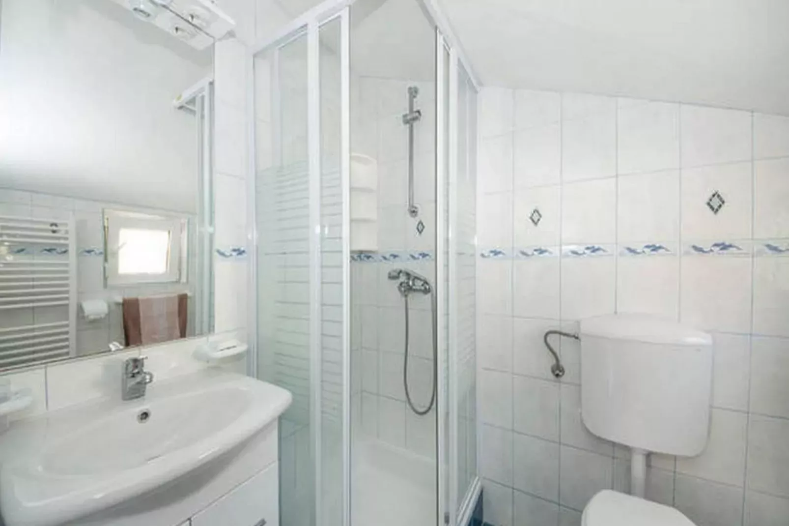 Bertie's Lodge - Standard Two Bedroom Apartment with Balcony and Sea view(A0)-Bathroom