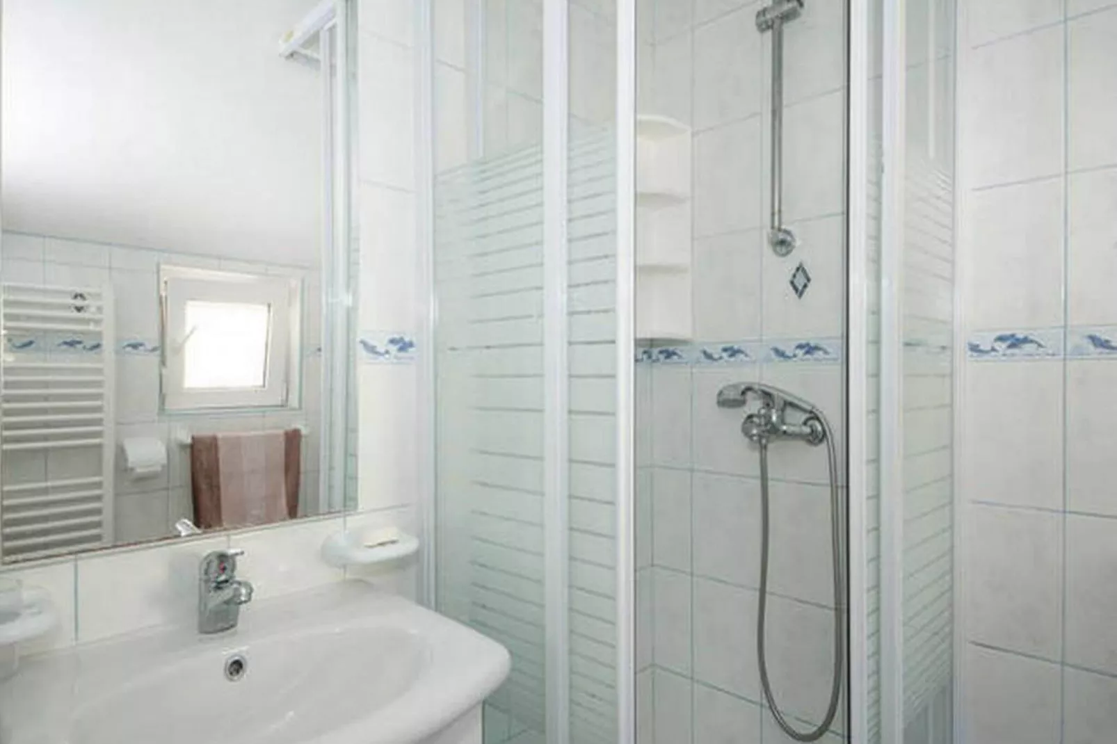 Bertie's Lodge - Standard Two Bedroom Apartment with Balcony and Sea view(A0)-Bathroom