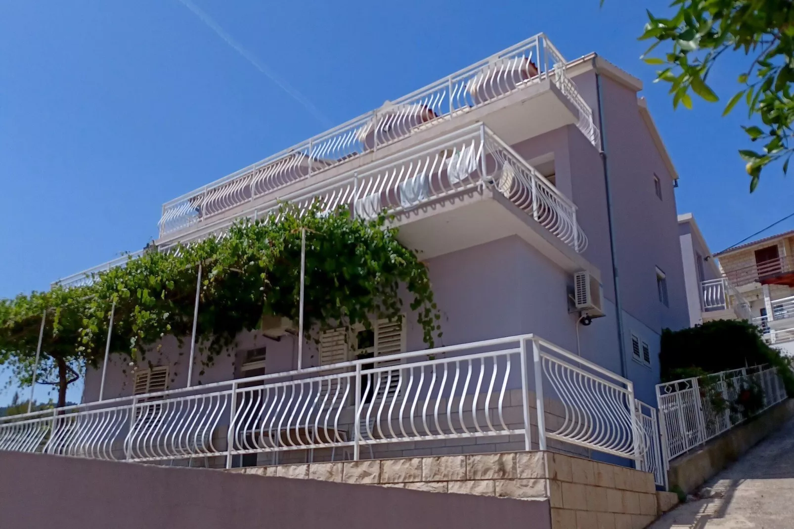Bertie's Lodge - Standard Two Bedroom Apartment with Balcony and Sea view(A0)-Outdoor