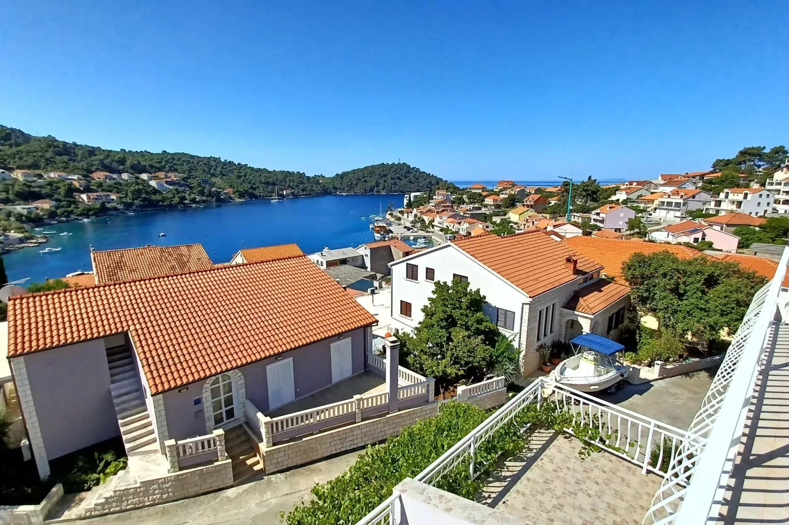 Bertie's Lodge - Standard Two Bedroom Apartment with Balcony and Sea view(A0)-View