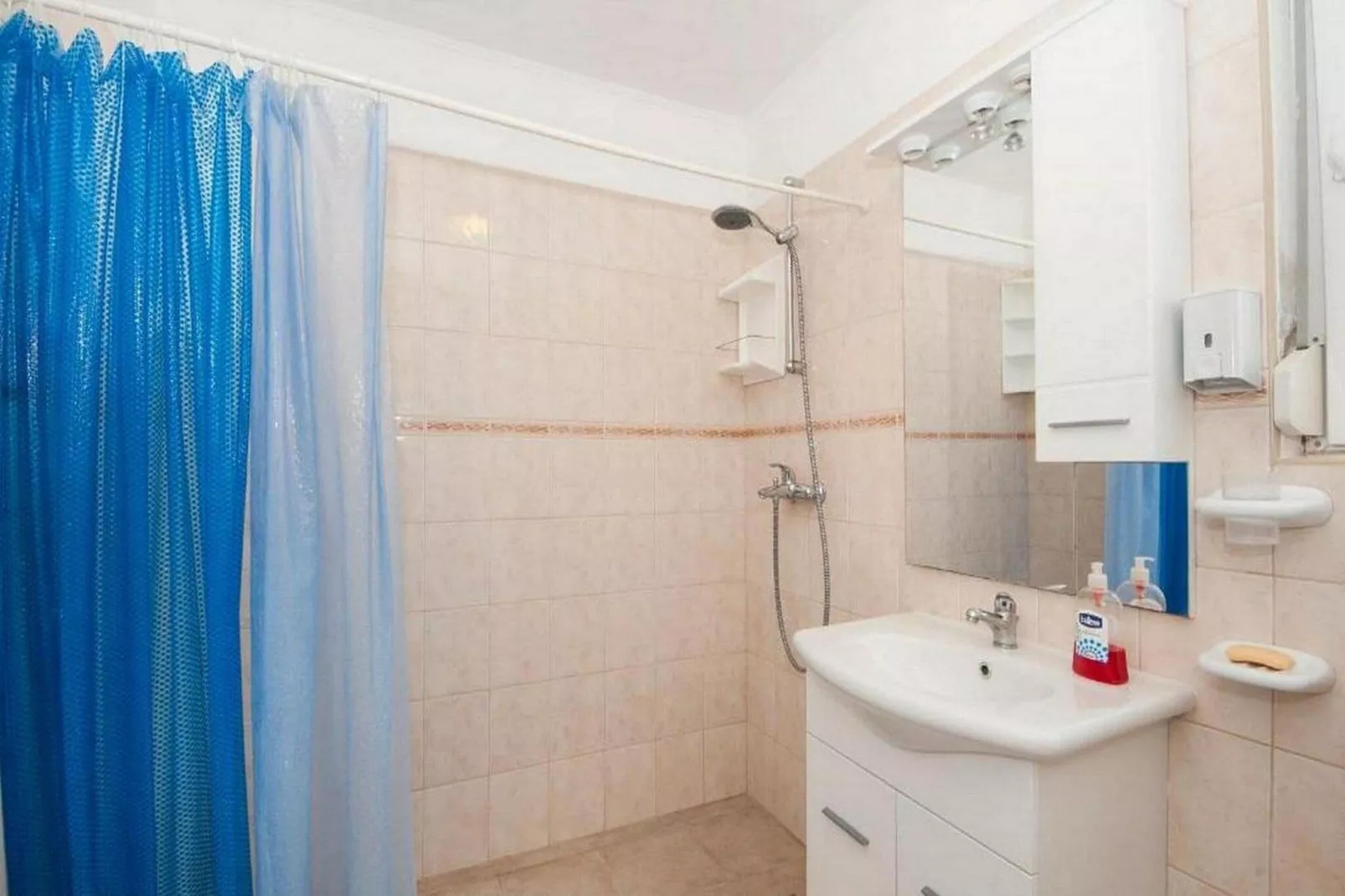 Bertie's Lodge - Two Bedroom Apartment with Terrace and Sea View(A1)-Bathroom