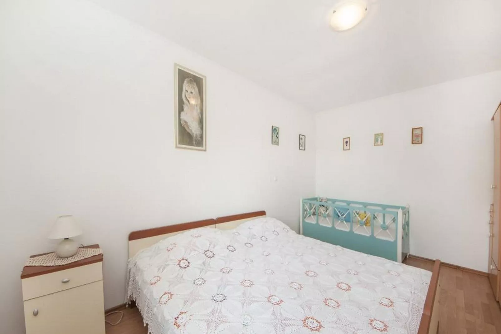 Bertie's Lodge - Comfort One Bedroom Apartment with Balcony and Sea View(A3)-Bedroom