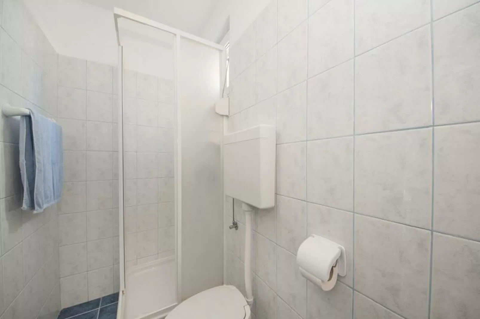 Bertie's Lodge - Comfort One Bedroom Apartment with Balcony and Sea View(A3)-Bathroom