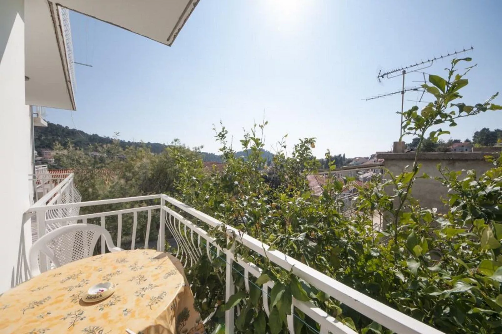 Bertie's Lodge - Comfort One Bedroom Apartment with Balcony and Sea View(A3)-Terrace balcony