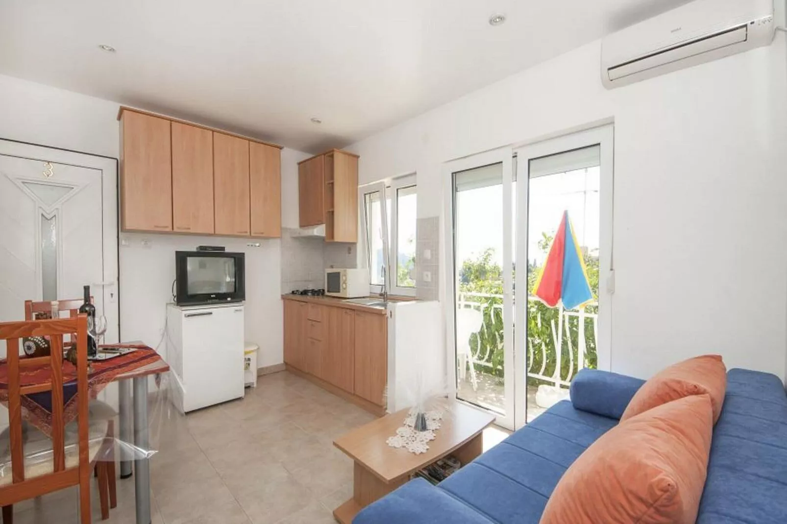 Bertie's Lodge - Comfort One Bedroom Apartment with Balcony and Sea View(A3)-Indoor