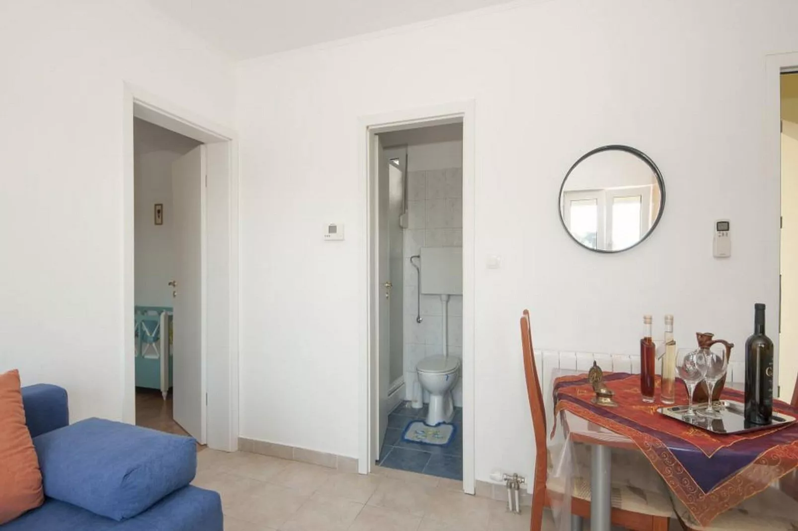 Bertie's Lodge - Comfort One Bedroom Apartment with Balcony and Sea View(A3)-Indoor