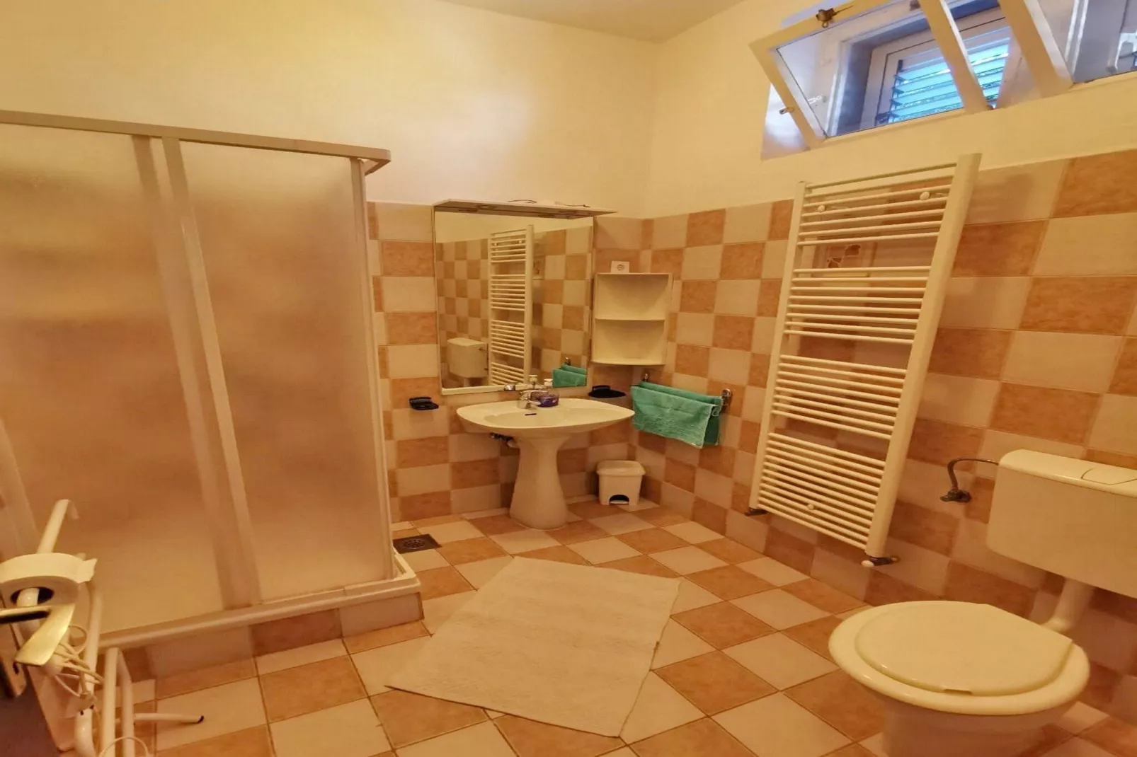 Bertie's Lodge - Four Bedroom Apartment(A4)-Bathroom