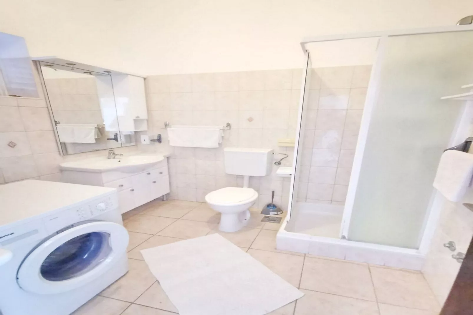 Bertie's Lodge - Four Bedroom Apartment(A4)-Bathroom