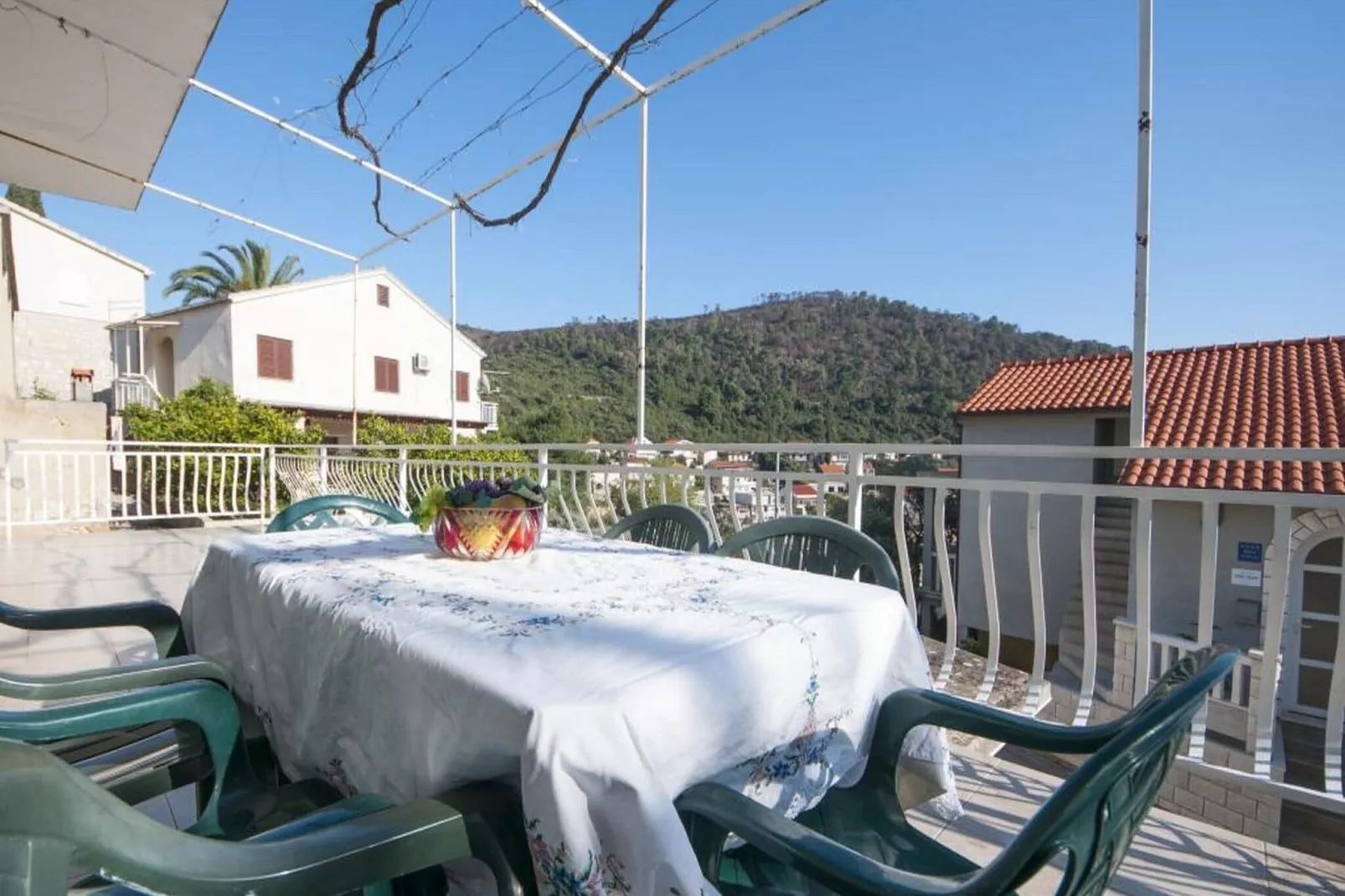 Bertie's Lodge - Four Bedroom Apartment(A4)-Terrace balcony