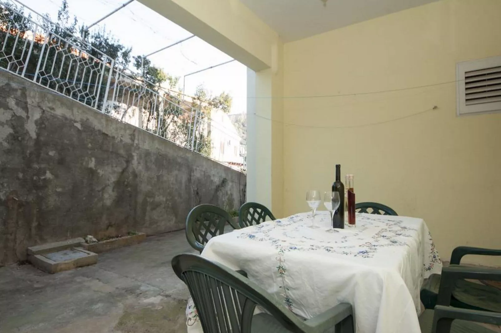 Bertie's Lodge - Four Bedroom Apartment(A4)-Terrace