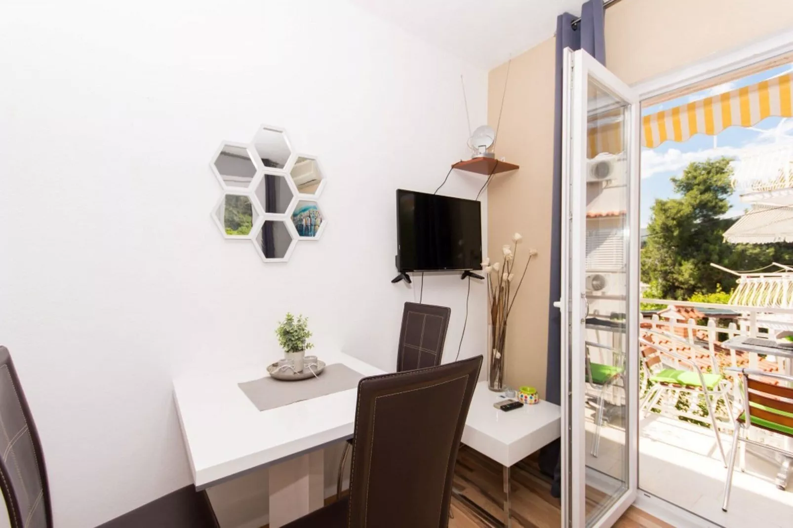 Villa Stil - Studio Apartment with Balcony and Sea View 101-Indoor