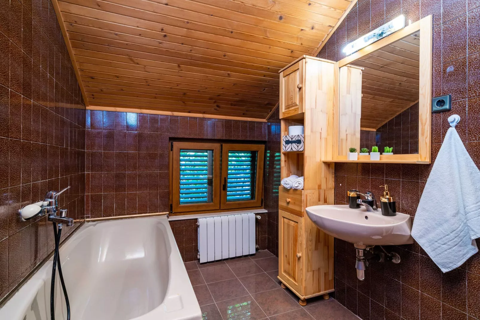 Villa Niko - Three bedroom villa with swimming pool-Bathroom