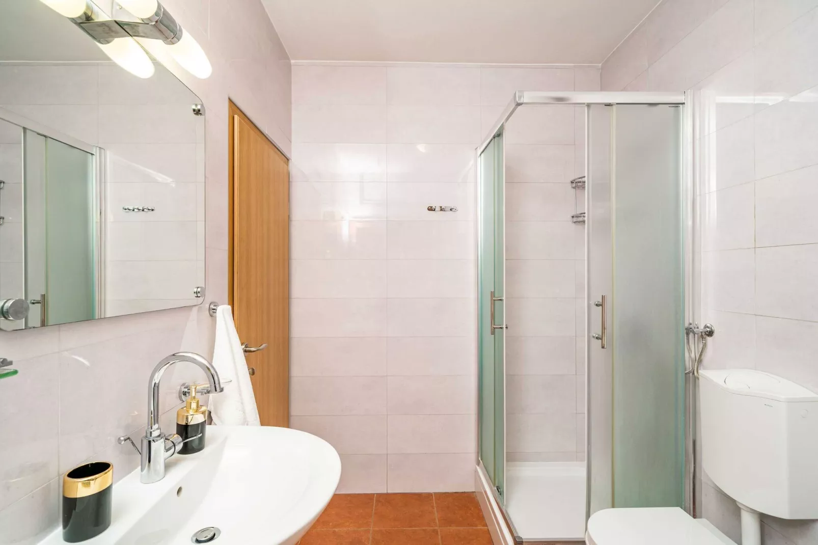Villa Niko - Three bedroom villa with swimming pool-Bathroom
