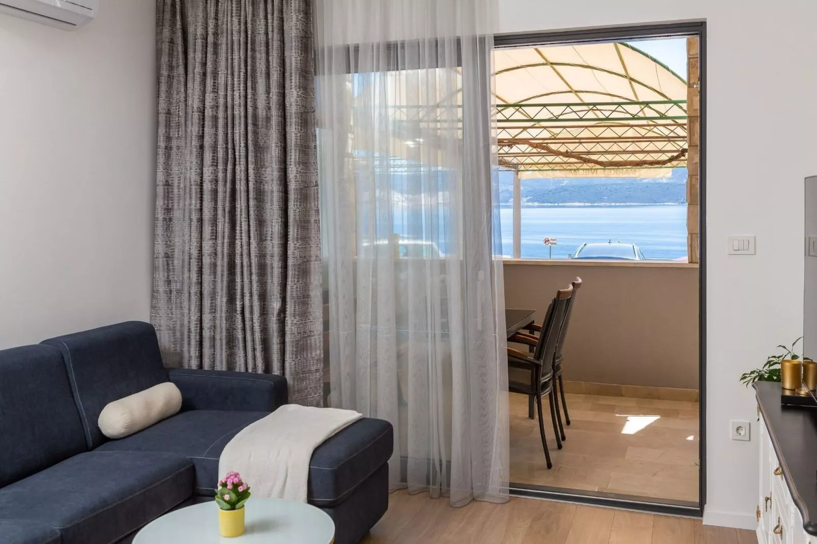 Apartments Tomas- Standard One Bedroom Apartment with Balcony (A2)-Wohnzimmer