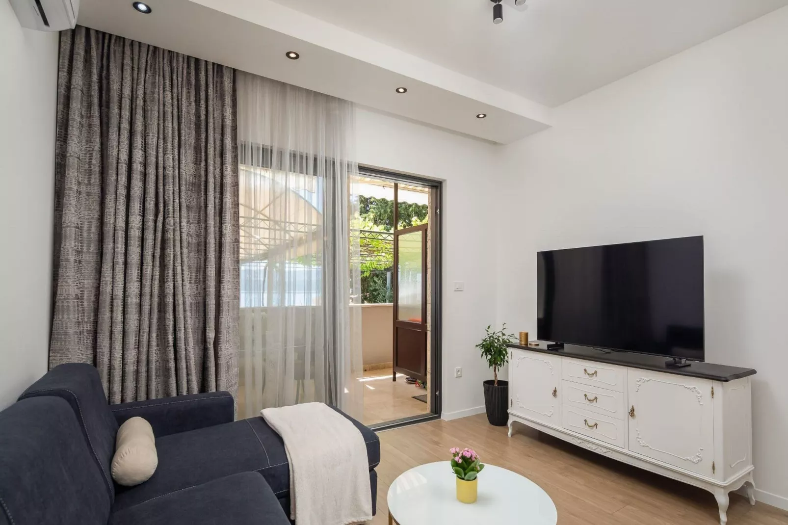 Apartments Tomas- Standard One Bedroom Apartment with Balcony (A2)-Wohnzimmer