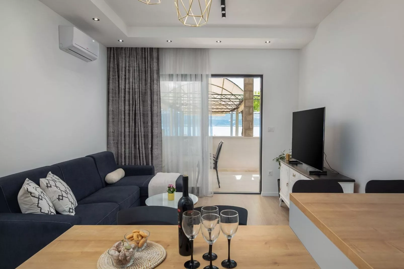 Apartments Tomas- Standard One Bedroom Apartment with Balcony (A2)-Wohnzimmer