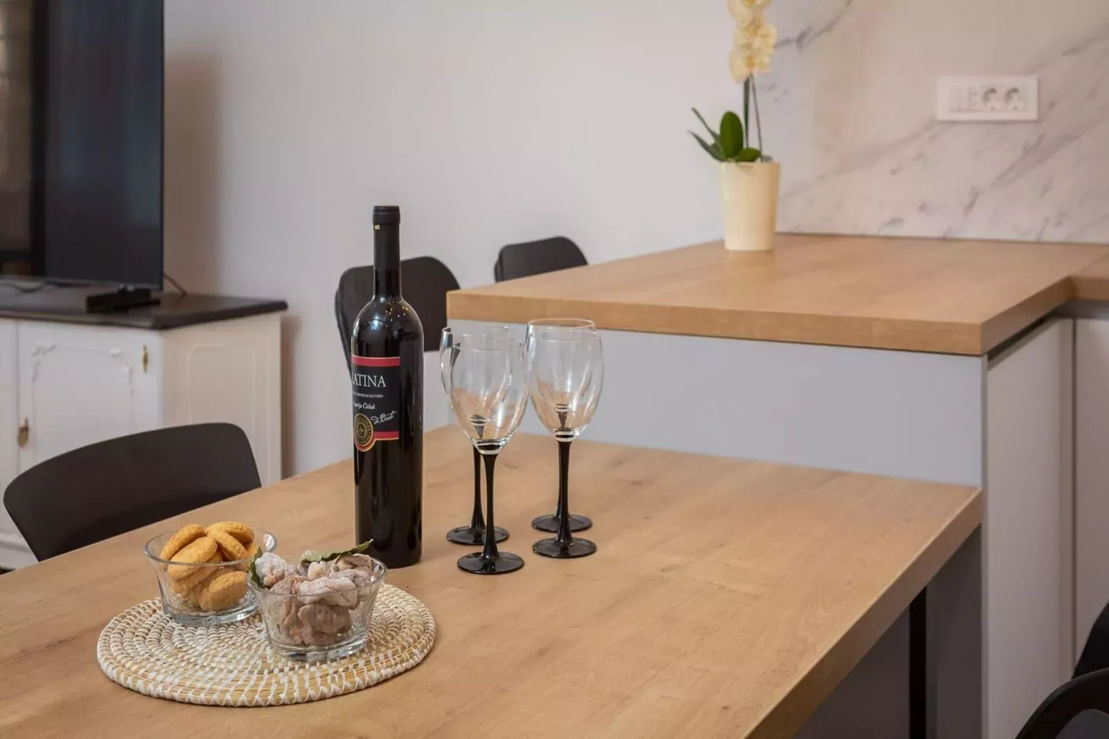 Apartments Tomas- Standard One Bedroom Apartment with Balcony (A2)-Esszimmer