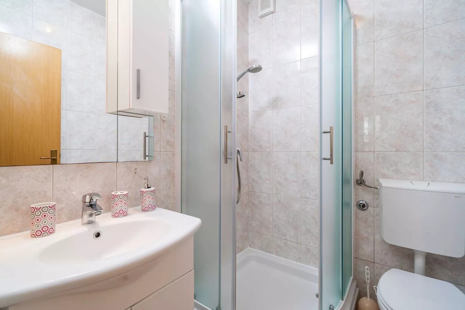 Apartments Zarac - One Bedroom Apartment with Terrace-Bathroom