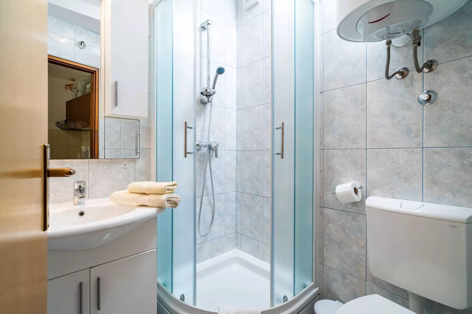 Apartments Zarac - One Bedroom Apartment with Terrace-Bathroom