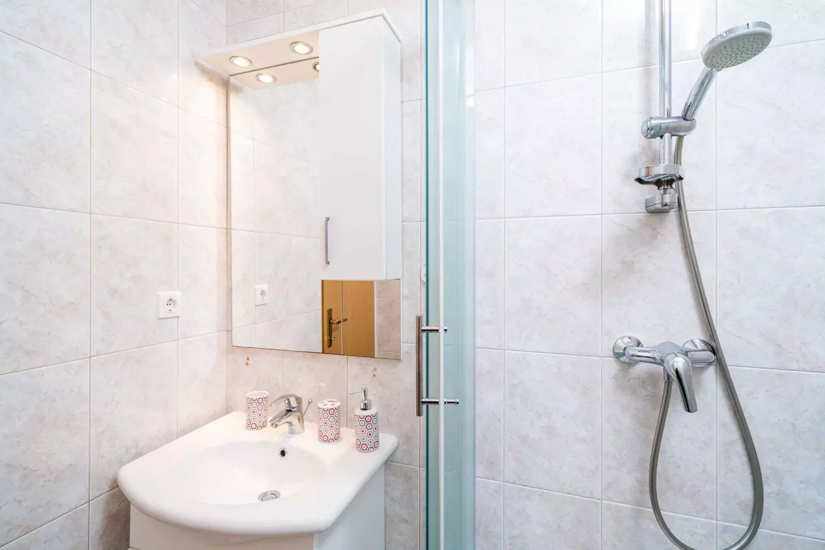 Apartments Zarac - One Bedroom Apartment with Terrace-Bathroom