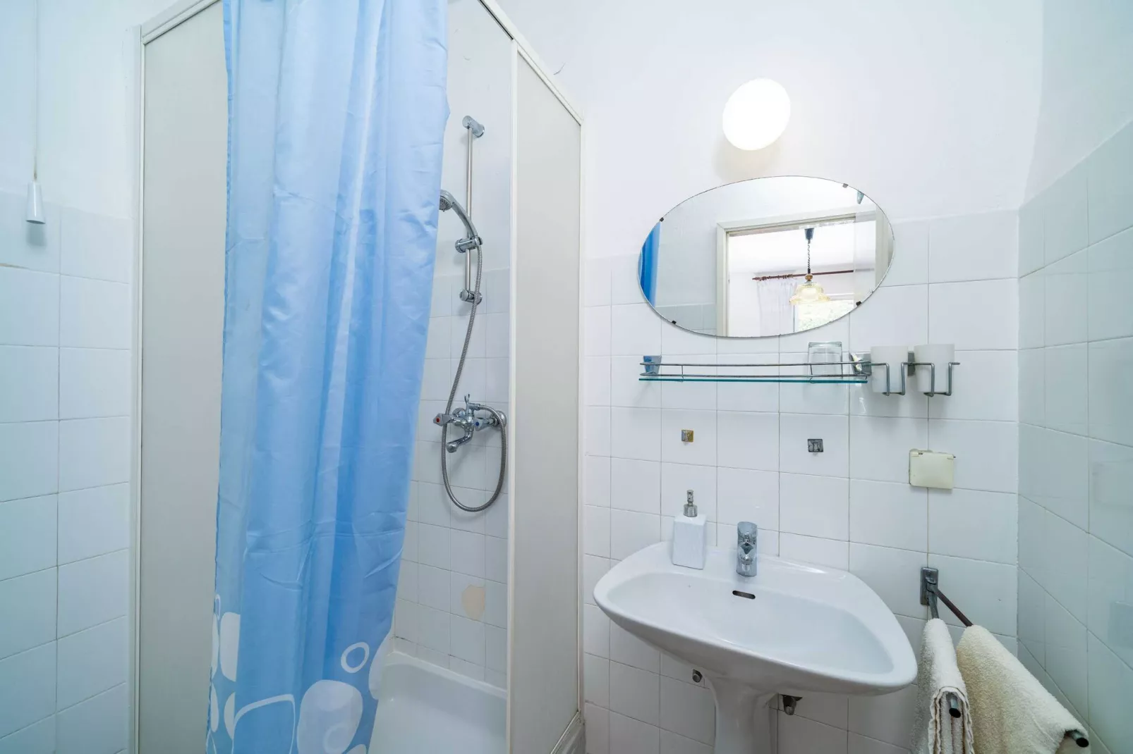 Apartments Zarac - One Bedroom Apartment with Balcony and Sea View (Milanka)-Bathroom