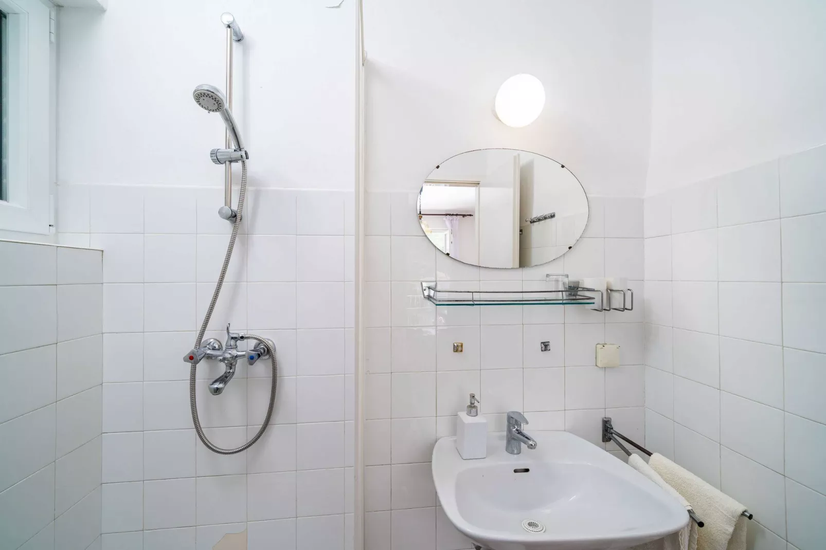 Apartments Zarac - One Bedroom Apartment with Balcony and Sea View (Milanka)-Bathroom