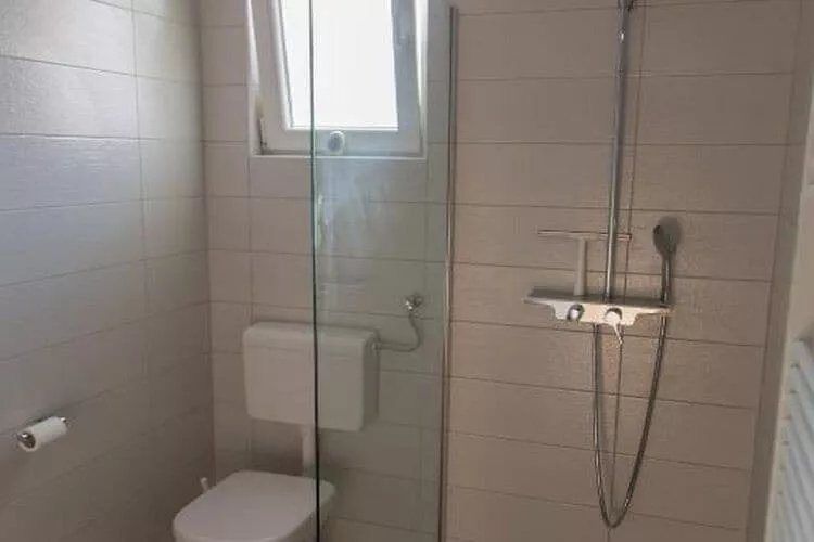 Holiday Home Thesaurum - Four Bedroom Holiday Home with Swimming Pool-Bathroom