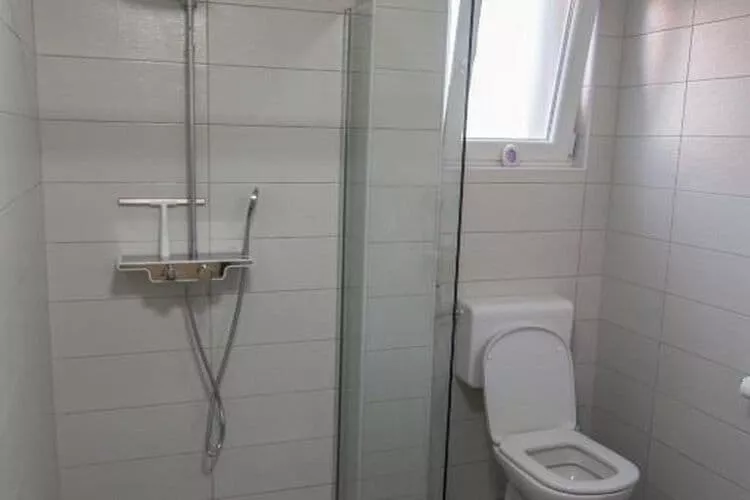 Holiday Home Thesaurum - Four Bedroom Holiday Home with Swimming Pool-Bathroom