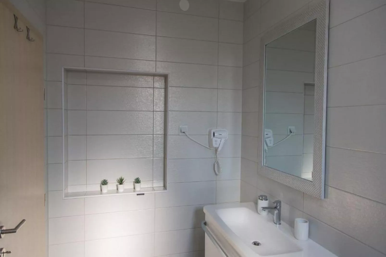 Holiday Home Thesaurum - Four Bedroom Holiday Home with Swimming Pool-Bathroom