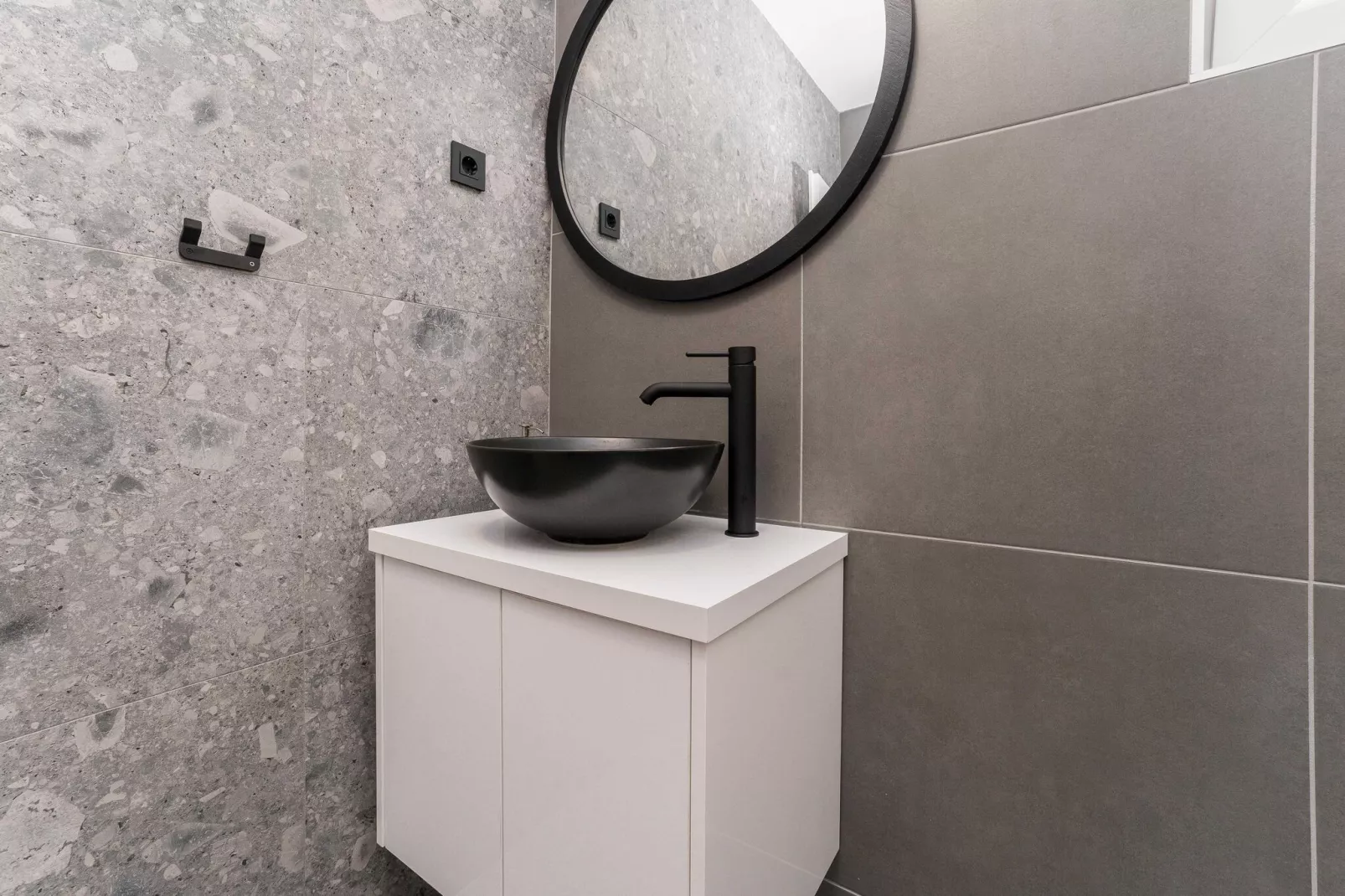 Luxury D Apartments - Luxury Two Bedroom Apartment with Terrace A2-Bathroom
