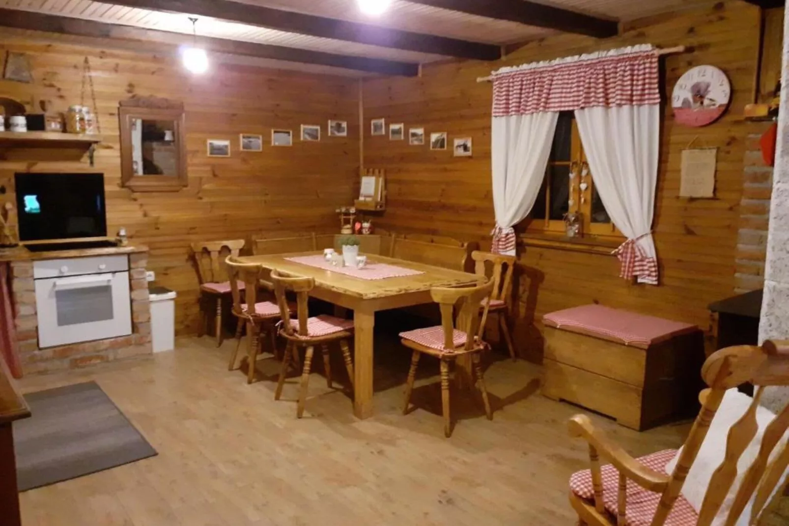 Stara Hiža Vlašić - Duplex one bedroom Chalet with Private Garden-Dining room