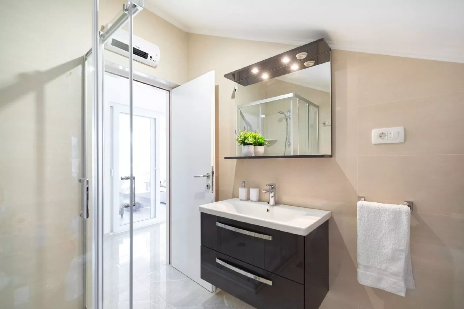 Apartment Dragojevic - Two bedroom  apartment with Terrace and Sea View-Bathroom