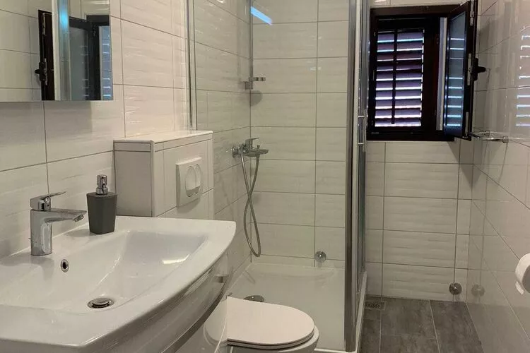 Apartments Nives  - Three Bedroom Apartment with Terrace and Sea View (Potkrovlje)-Badezimmer