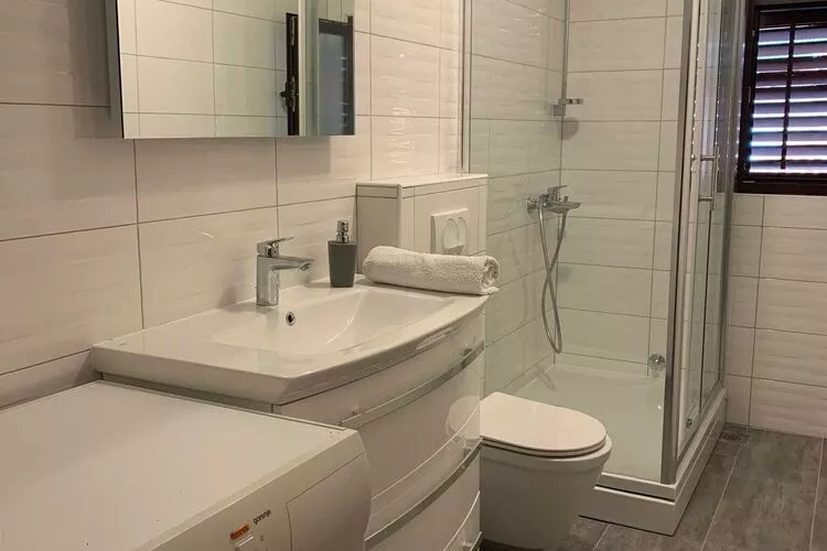 Apartments Nives  - Three Bedroom Apartment with Terrace and Sea View (Potkrovlje)-Badezimmer