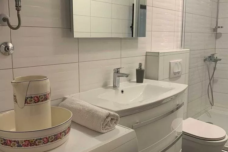 Apartments Nives  - Three Bedroom Apartment with Terrace and Sea View (Potkrovlje)-Badezimmer
